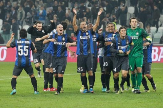 打疯了！国米横扫科莫登顶，劳塔罗回应质疑，齐沃激活水货太神