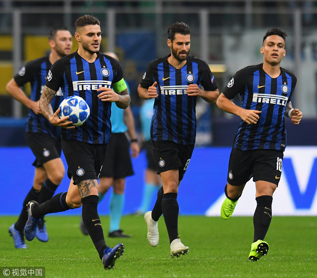 球迷：这球不进都对不起场地