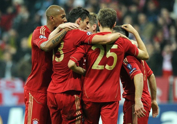 东西部得分王各砍10分，詹姆斯贡献劈扣，两队首节战平