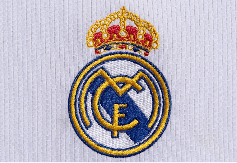 广东男篮主场负于山西，失误频繁，磨合不足，首战失利，需加强调整。